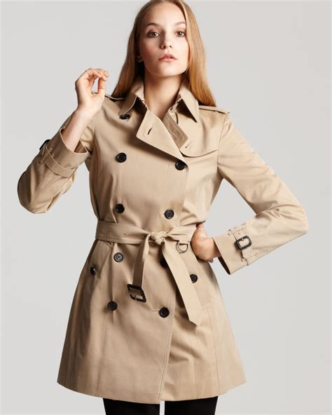 Coat length: 90cm/35.4in. This is based on a size UK 8 as proportions change slightly according to size. Model’s height: 176cm/5ft 9in. Model wears size UK 6. A contemporary take on our classic trench coat, shaped to a narrow silhouette and cut to a shorter fit. Made from English-woven cotton gabardine, the style features symmetrical gun ...